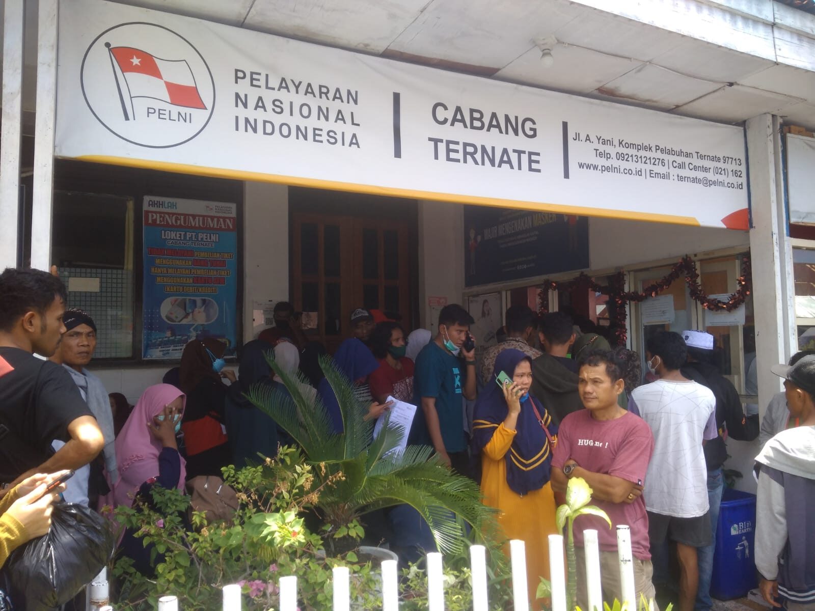 Jelang Arus Mudik, Antrian Panjang Pembelian Tiket Kapal di Pelabuhan Ternate