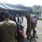 Gunakan Badan Jalan, Satpol PP dan Dishub Kota Ternate Tertibkan Sejumlah Pedagang dan Lapak
