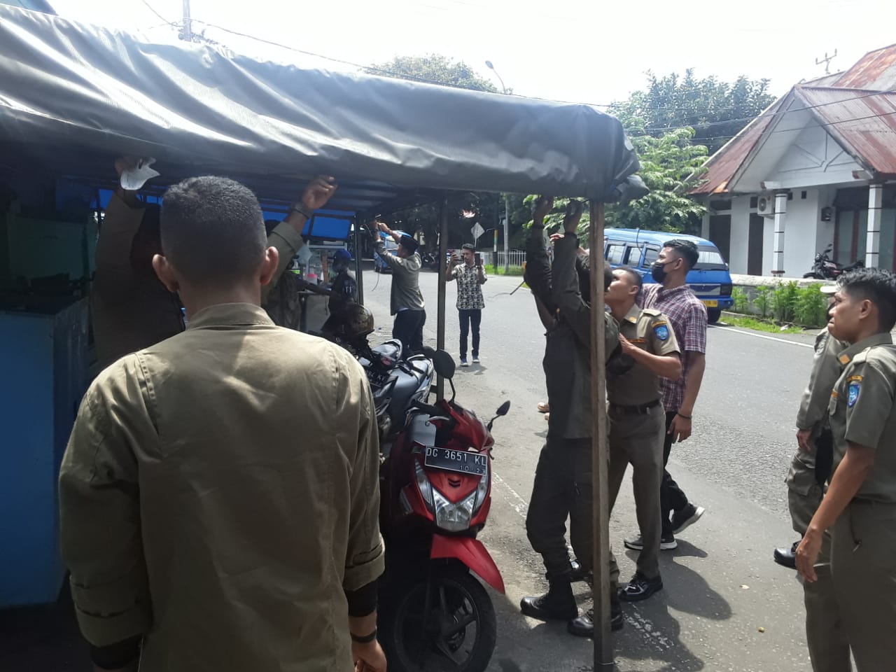 Gunakan Badan Jalan, Satpol PP dan Dishub Kota Ternate Tertibkan Sejumlah Pedagang dan Lapak