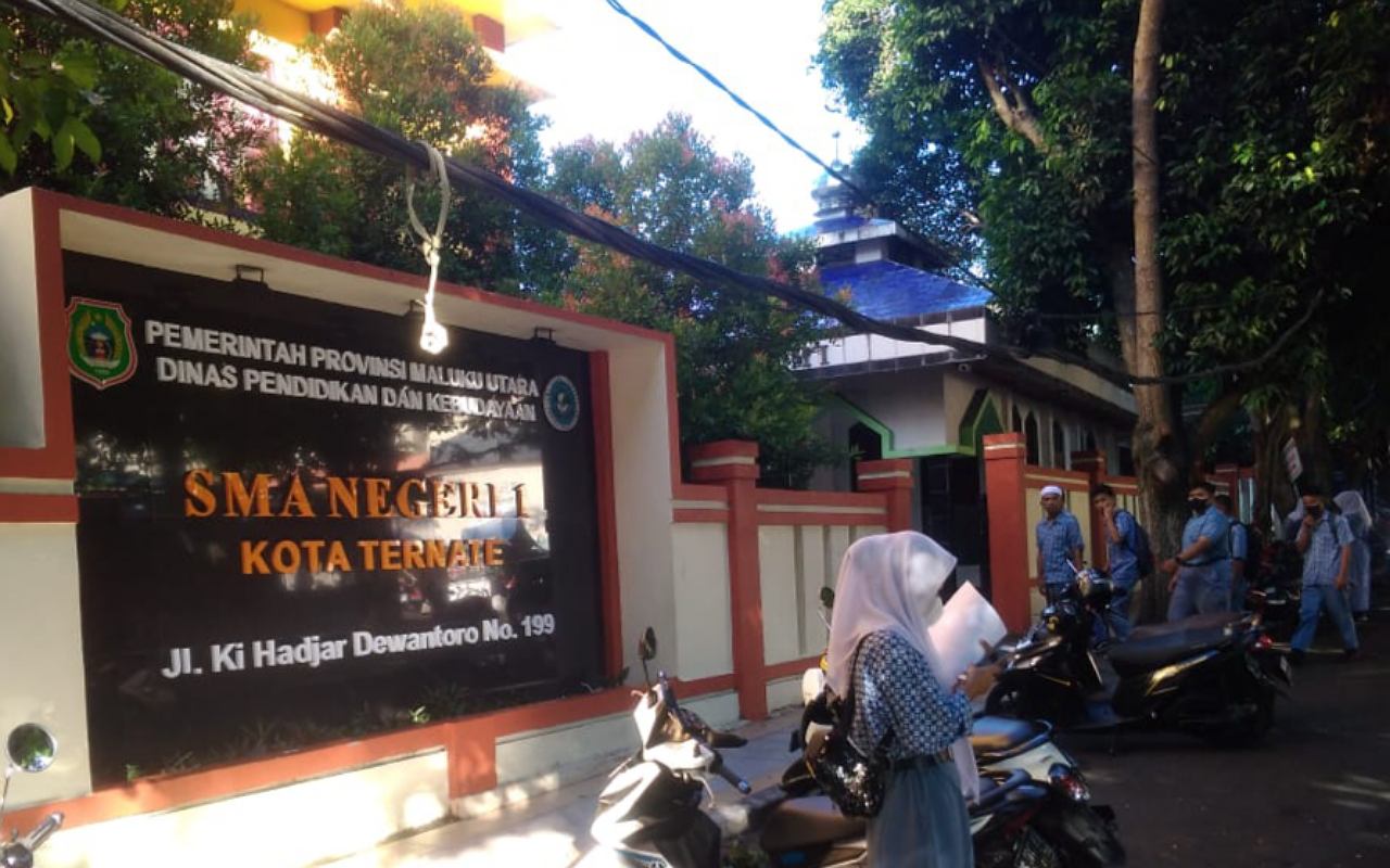 Kabel Listrik Kendur di SMA Negeri 1 Ternate Bahayakan Keselamatan Siswa