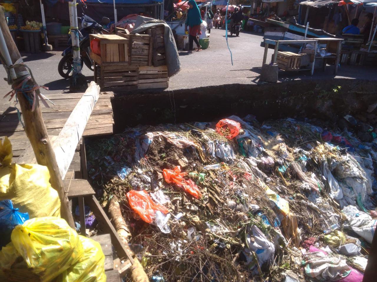 Bekas Longsor di Pasar Barito Ternate Dijadikan Tempat Pembuangan Sampah