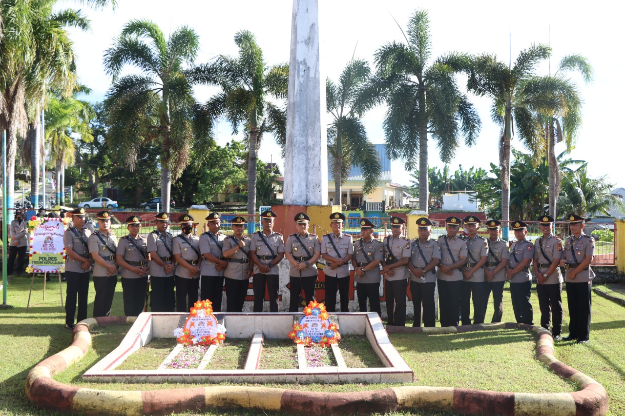 Peringati HUT Bhayangkara, Kapolres Tidore Pimpin Upacara Ziarah Makam Tugu Brimob