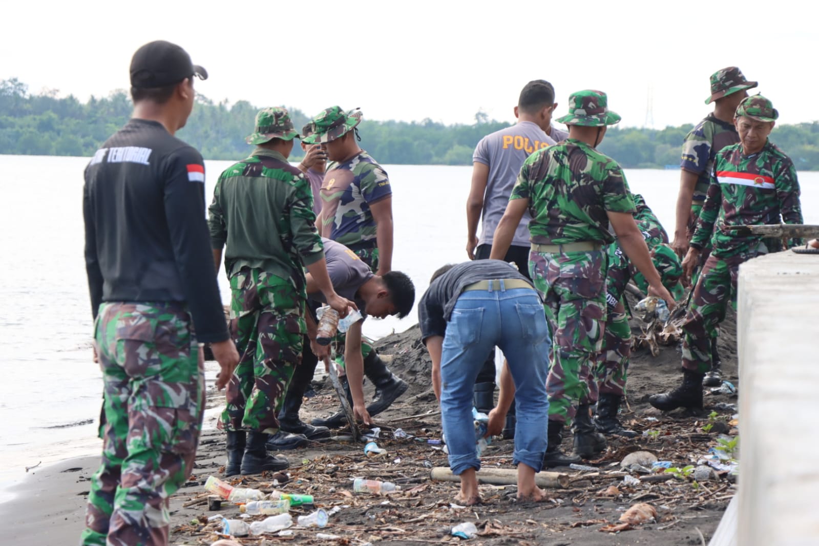 Kodim 1508/Tobelo Lakukan Pembinaan Lingkungan Hidup di Pantai Tanjung Pilawang