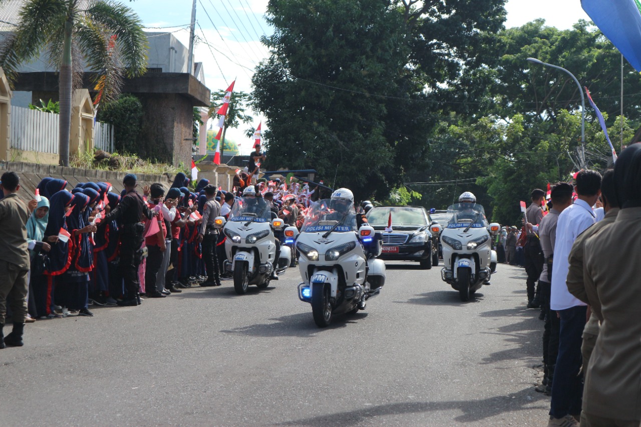 Ribuan Siswa SD dan SMP di Kota Ternate Sambut Kedatangan Presiden Jokowi