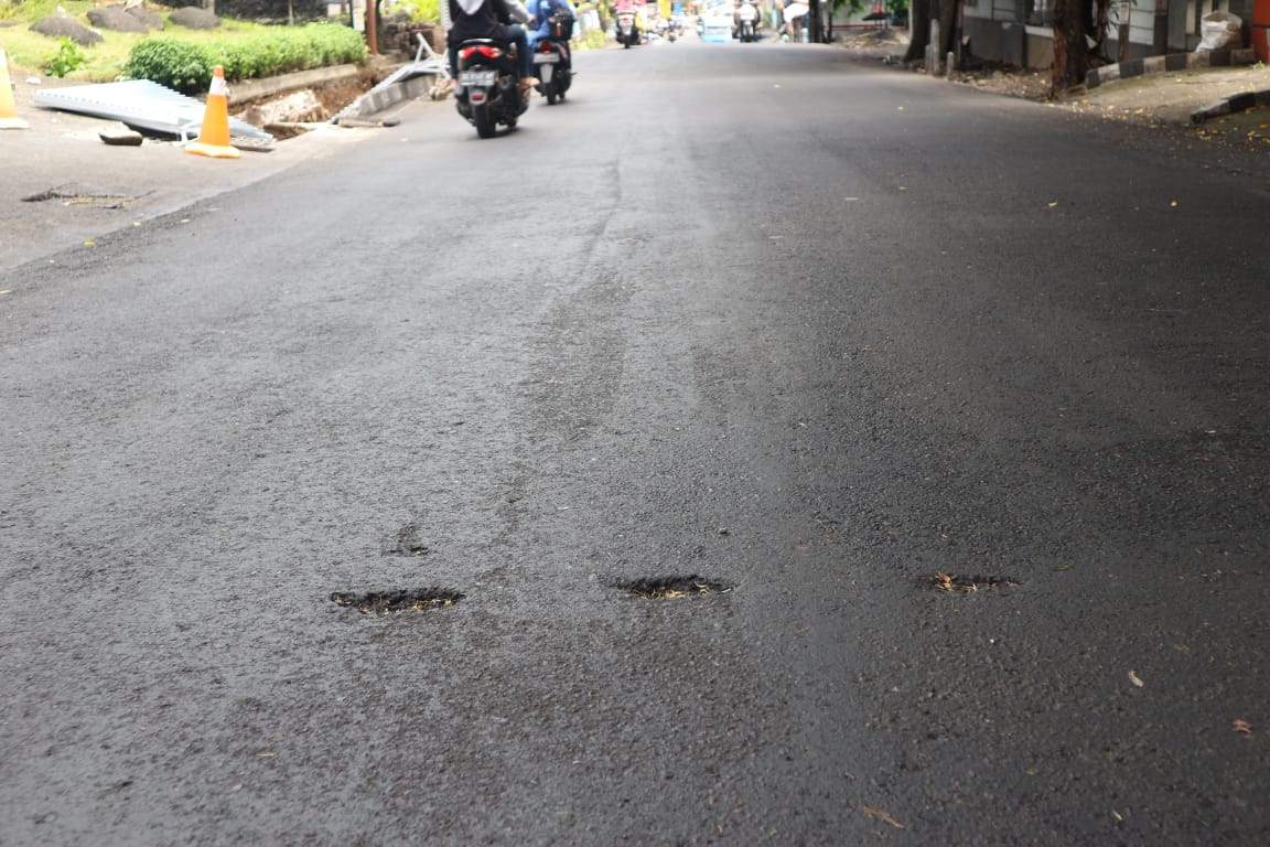 Proyek Jalan Hotmix di Kota Ternate Senilai 1,2 Milyar Sudah Berlubang