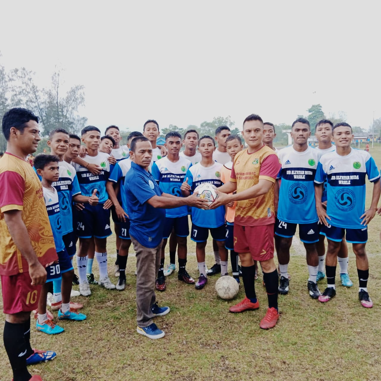 Polsek Wasile Gelar Turnamen Sepak Bola Usia 30