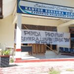 Pemprov Malut Tunggak DBH Pemkab Halut Rp. 60 Miliar, DPRD Palang Kantor Samsat