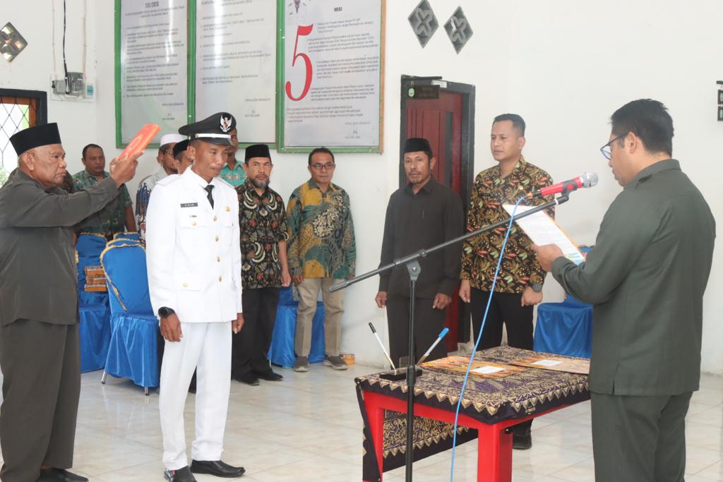 Bupati Haltim Lantik Kades PAW Desa Sidomulyo