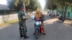 Erupsi Gunung Dukono, Koramil 1508-01/Tobelo Bagikan Masker Kepada Warga Mencegah Penyakit Ispa