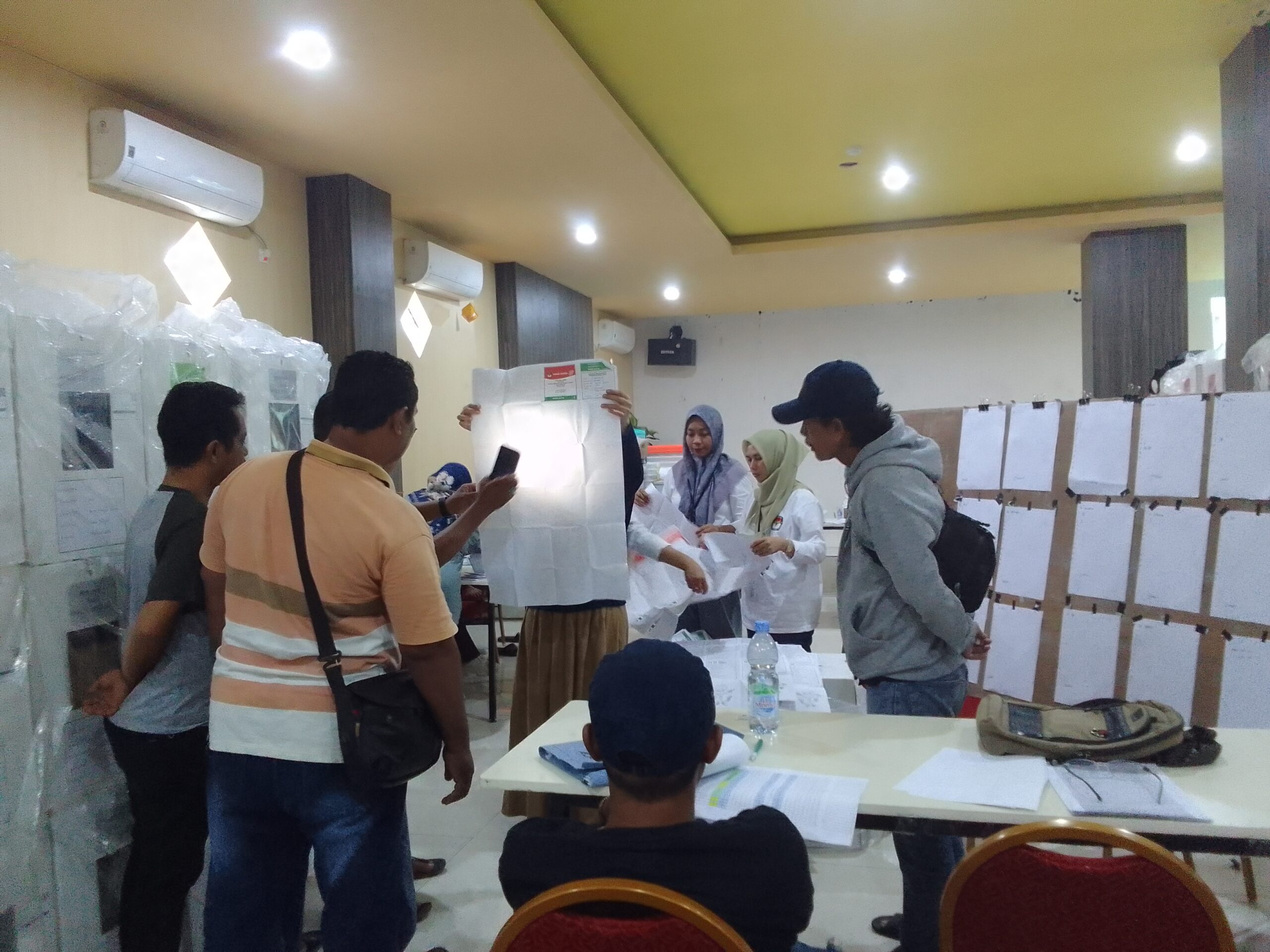 Foto Hitung Ulang Surat Suara Yang Terdapat Kesalahan Angka Pada From C Palno