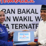 Foto Ketua DPC Demokrat Heni Sutan Muda Saat Menerima Formulir Calon Pendaftaran Calon Walikota Ternate Firman Mudaffar Sjah