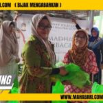Foto Saat Ketua Pengurus Wilayah Aisyiyah Ir. Sri Haryati Hatari, SH. M.Si Memberikan Paket Sembako Kepada Kaum Duafa