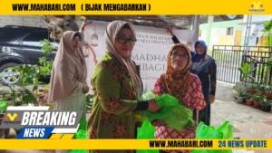 Foto Saat Ketua Pengurus Wilayah Aisyiyah Ir. Sri Haryati Hatari, SH. M.Si Memberikan Paket Sembako Kepada Kaum Duafa