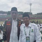 Kameja Putih (kanan). Ketua Ika PMII Sula, Syafrudin Sapsuha