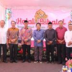 Panitia lakukan Foto Bersama sekjen kemendes Taufik Majid dan Walikota Tidore Kepulauan, Di Acara Halal bihalal Keluarga Karfan Taib.