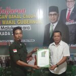 Foto LO Aliong Mus (Mansur Abdulfatah) saat menerima formulir Cagub dari sekretaris tim penjaringan partai PKB Aslan