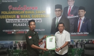Foto LO Aliong Mus (Mansur Abdulfatah) saat menerima formulir Cagub dari sekretaris tim penjaringan partai PKB Aslan