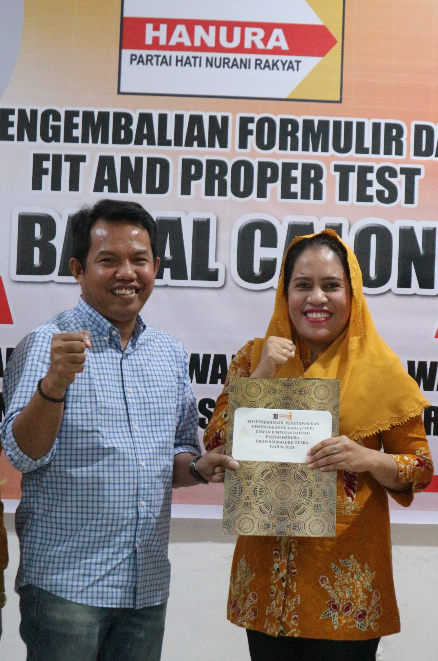 Calon Bupati Kepulauan Sula Fifian Adeningsi Mus Saat foto Bersama Penyerahan Formulir Pendaftaran Ke Sekretaris DPD Partai Hanura