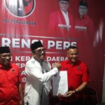 Foto Penyerahan Formulir Pendaftaran. Calon Gubernur Malut Husain Alting Sjah kepada Muhammad Senen Ketua DPD PDIP malut