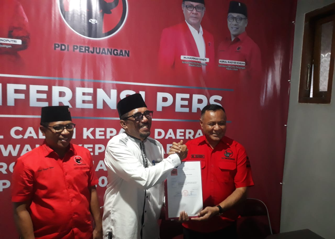 Foto Penyerahan Formulir Pendaftaran. Calon Gubernur Malut Husain Alting Sjah kepada Muhammad Senen Ketua DPD PDIP malut