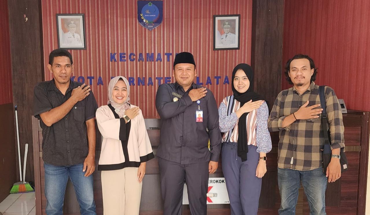 Foto Bersama Anggota PPK Ternate Selatan Dengan Camat Ternate Selatan.