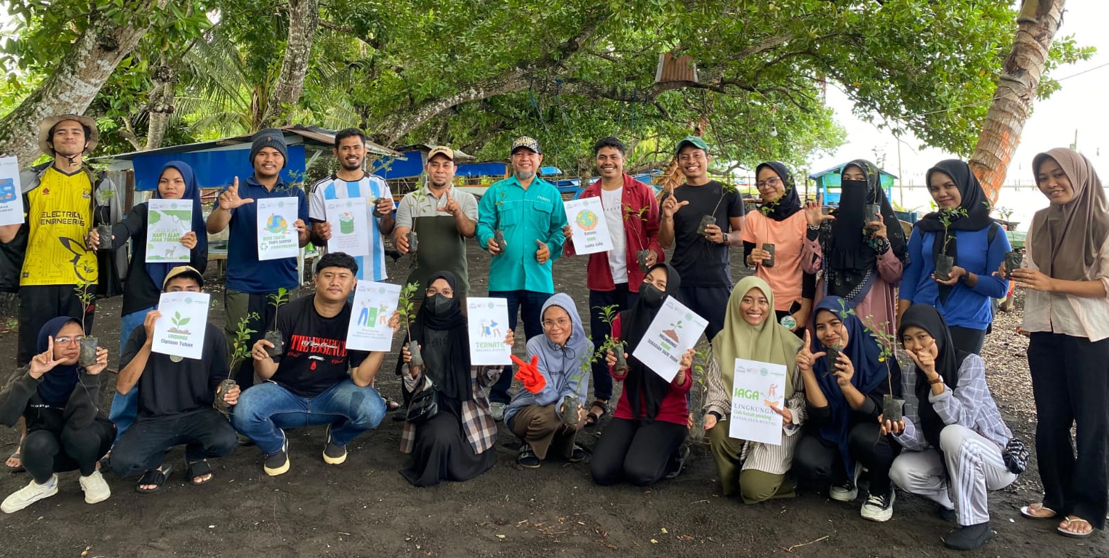 Pemuda Lintas Iman se Kota Ternate Bagikan Bibit Pohon di Kelurahan dan Rumah Ibadah