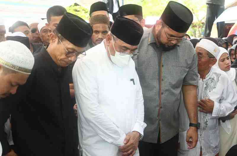 Bupati dan Wabup Hantarkan KH. AGK di Tempat Peristirahatan Terakhir