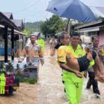 Personil Polres Halsel Evakuasi Warga Terendam Banjir di Dua Desa