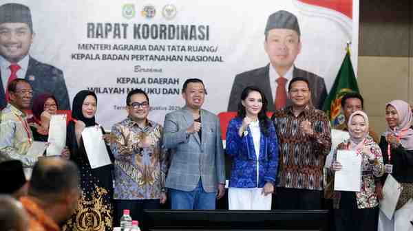 Pemprov Malut Terima 52 Sertipikat Dari Menteri ATR/BPN