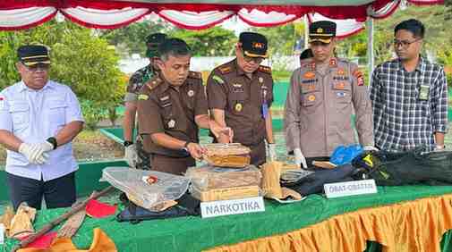 Kejari Halsel Musnahkan Puluhan Barang Rampasan