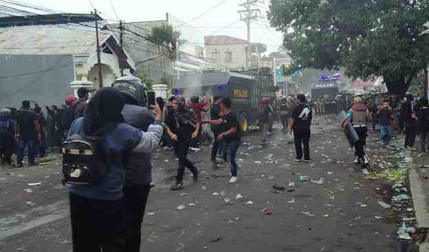 Tembakan Gas Air Mata Nyasar di Rumah Warga, Lansia 107 Tahun dan Anak-Anak Jadi Korban Gas Air Mata