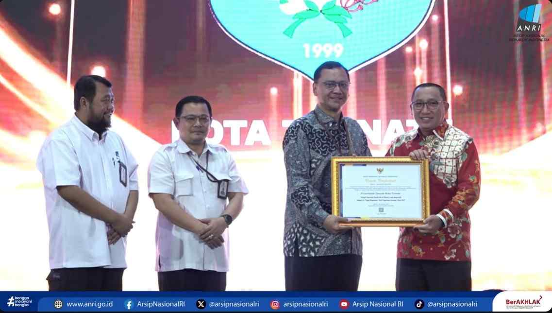 Dispersip Ternate Raih Prestasi, Wali Kota Terima Dua Penghargaan Kearsipan dari ANRI