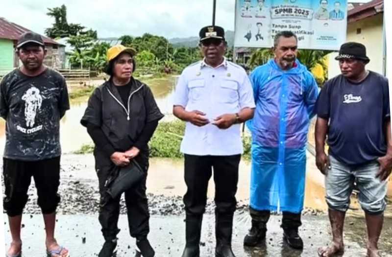 Wakil Bupati dan Ketua DPRD Halut Tinjau Lokasi Banjir di Desa Tutumaloleo