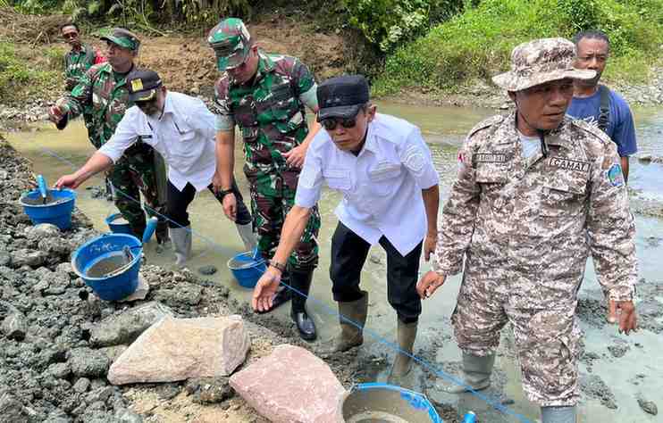 TNI Bangun Jembatan Garuda di Halmahera Selatan