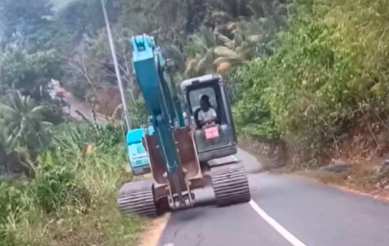 Excavator PT Intim Kara Langgar SOP, Warga: Pemda Ada Dimana?